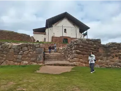 ruinas en Chinchero Cusco | Happy Llamas Travel