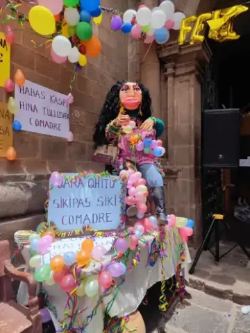 Muñeca de dia de comadres de carnavales cusco | Happy Llamas Travel