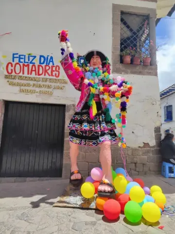 muñeca gigante de carnavales cusco | Happy Llamas Travel