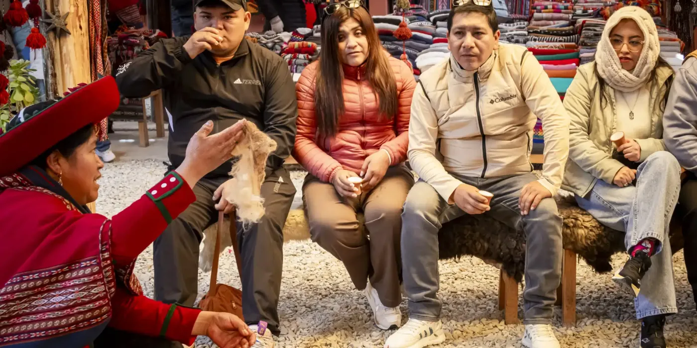 Tejidos Andinos en Chincheros Cusco | Happy Llamas Travel